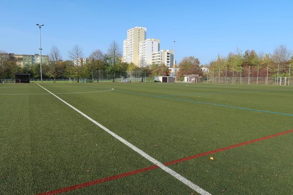 Sportplatz TSV Steinhaldenfeld (Untere Spechtshalde - Sturmvogelweg)